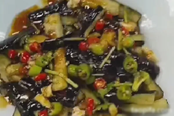 特色黄椒风味茄子制作视频教程-爆汁配方社